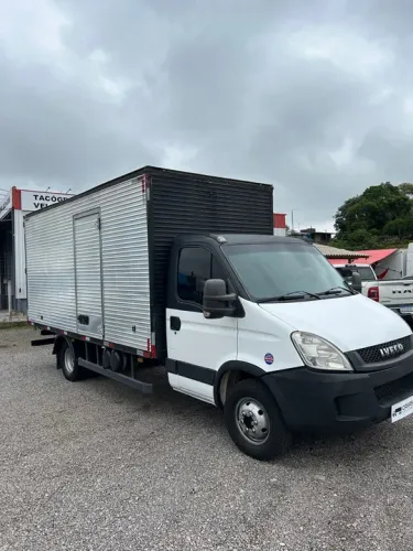 Iveco Daily baú 