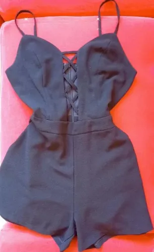 Macacão Preto com Decote em X
