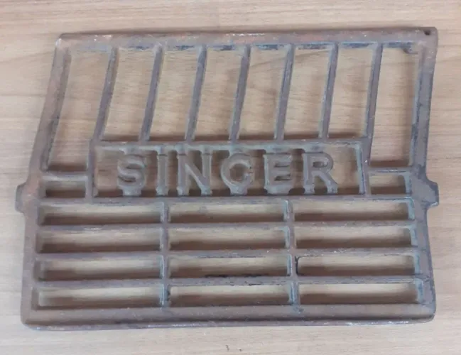 Antigo pedal de ferro máquina de costura singer