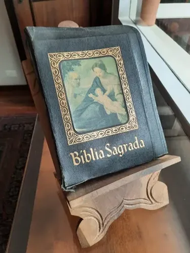 Biblia Sagrada Barsa com cavalete de madeira