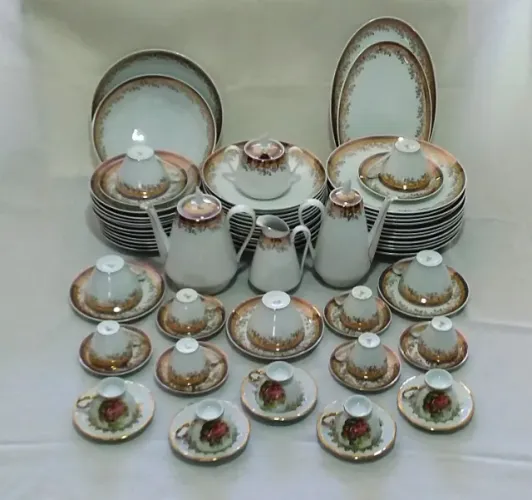 Jogo de Porcelana Steatita Original, anos 60, rico em detalhes em ouro e azul.