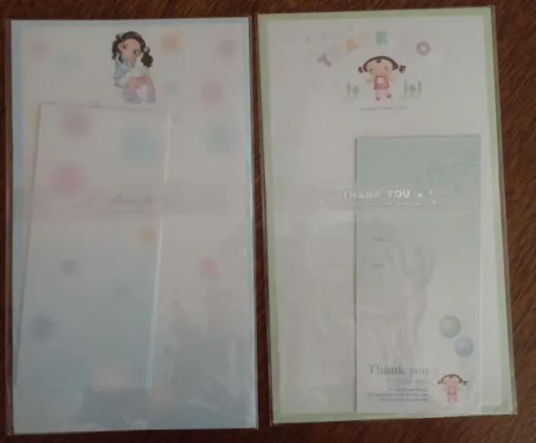 Papéis de carta nas cores azuis e verde