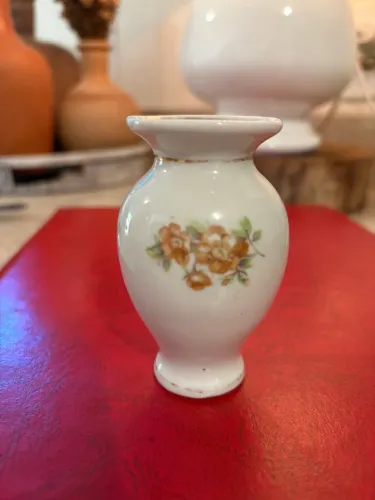 Vaso decorativo de porcelana com detalhes florais. 8cm altura
