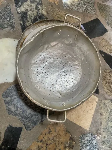 1 canudo grande e 1 caçarola e 1 Escorredor de Macarrão Industrial