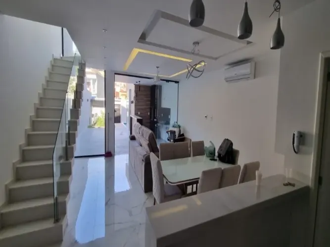 Pechincha, belissima casa em condominio, 3 suites, quintal com piscina e área gourmet