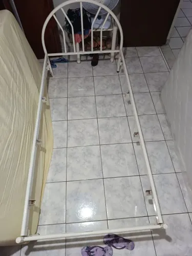 Vendo Cama de solteiro de metal branco 