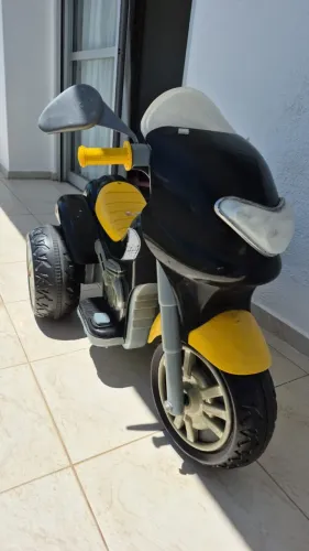 Moto elétrica menino