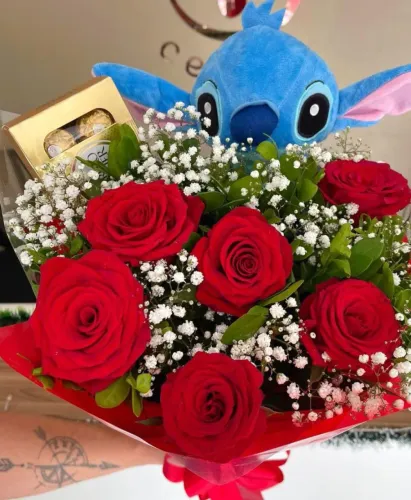 Buquê Com Pelúcia Stitch e Caixa de Chocolates Ferrero Rocher ?
