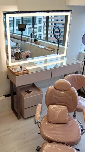 Penteadeira com espelho de LED para maquiagem  e estética 