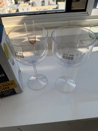 Taças de Gin Feliz Ano Novo