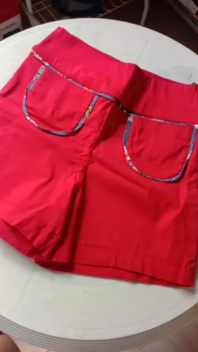 Short vermelho com bolso tam m