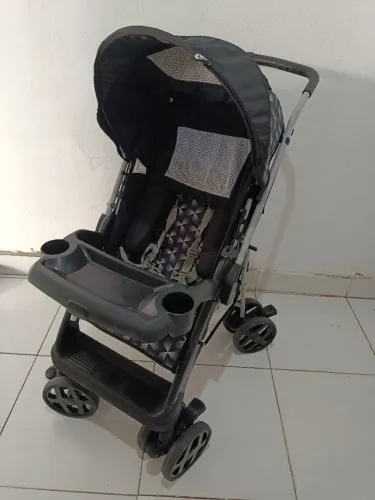 Carrinho de bebê e bebê conforto