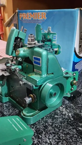 Máquina de Overlock chinesinha Premier 