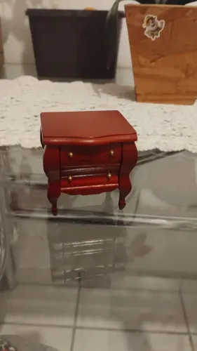 Miniatura de móvel de cabeceira antigo