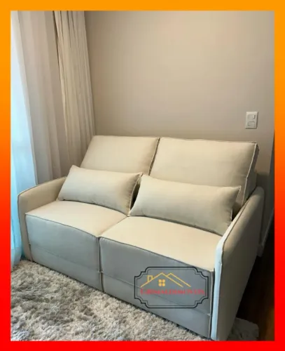 Sofá com retratil no veludo com almofadas brinde
