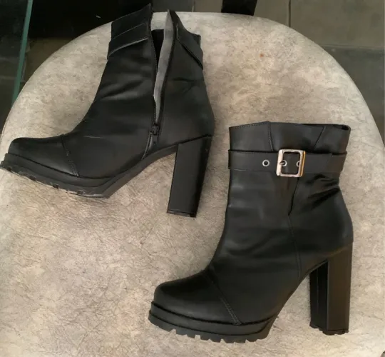Botas Femininas Salto Bloco - Elegância e Estilo!