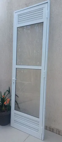 Porta de Giro em Alumínio e Vidro/2,36×0,77