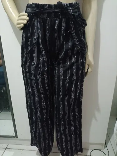 Calça Comprida Pantalona feminina preta com listras brancas