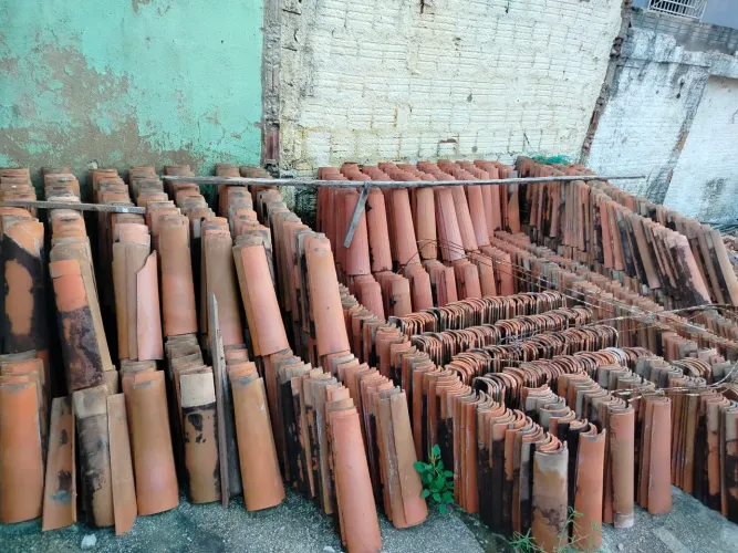 Telhas de cerâmica usadas