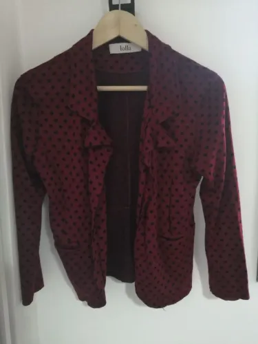 Casaco feminino de bolinhas vermelho