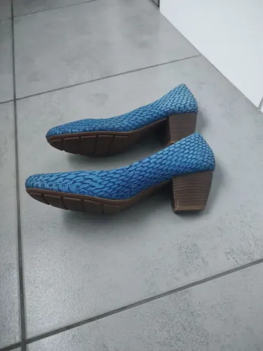 Sapatos de salto azul com textura