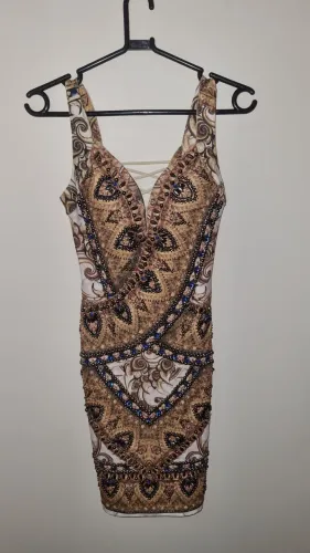 Vestido de festa dourado com pedrarias