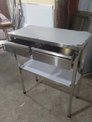Mobílias em aço inox para cozinhas industriais.