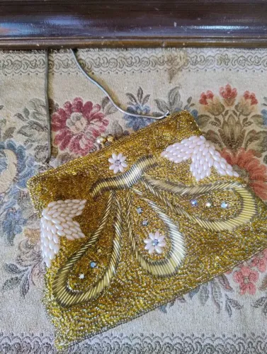 Bolsa antiga bordada de miçangas