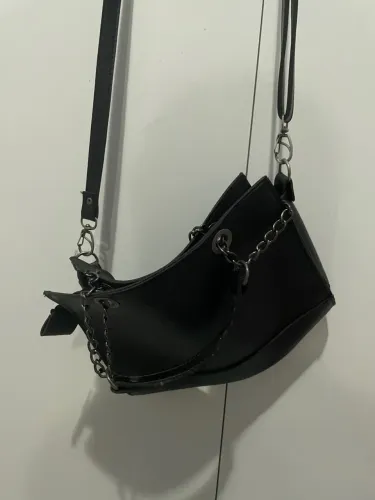 Bolsa de ombro preta com corrente