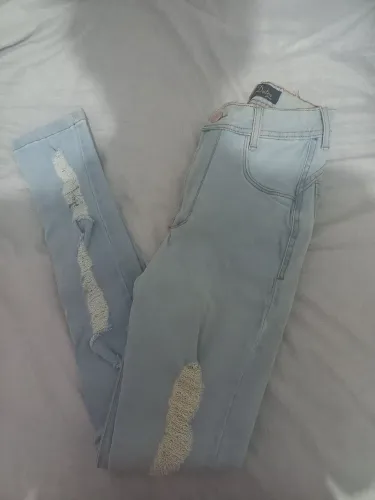 Calça Jeans Azul Claro Destroyed com cinta interna 