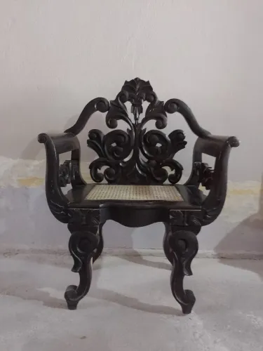 Cadeira de madeira maciça 