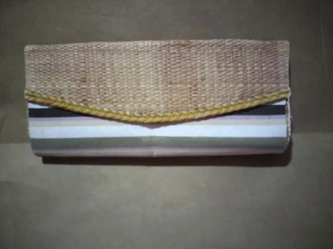 Bolsa de palha com detalhes em tecido