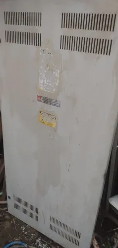 Armário de metal branco