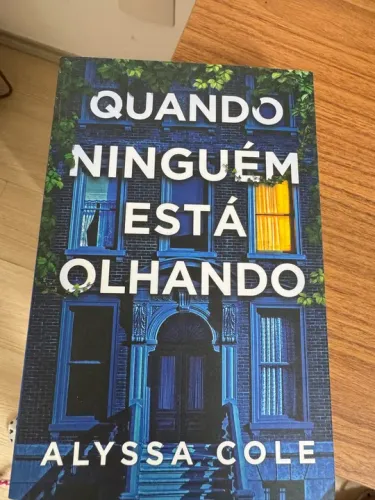 Livro Quando Ninguém Está Olhando - Alyssa Cole