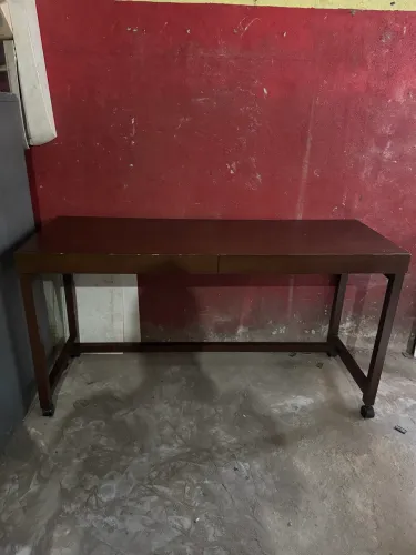 Mesa de escritório com gavetas e rodinhas! 