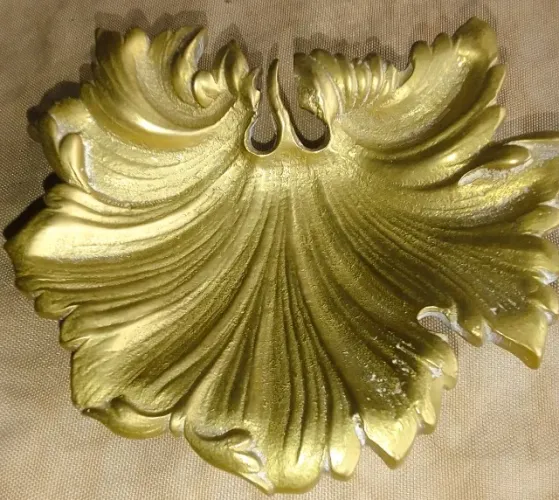 Antiga Saboneteira Bronze dourado maciço cinzelado formato Folha pés alto feitio de bola*