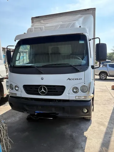 Caminhão Bau com Rampa Accelo 715 Mercedes