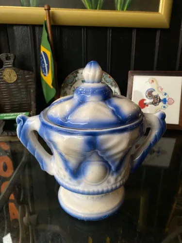 Ânfora em louça antiga 