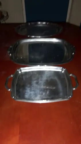 Três bandejas de aço inox