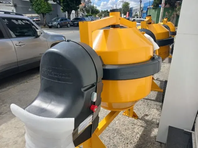 Betoneira de 250 litros marca Menegotti com motor monofásico 110/220 Volts