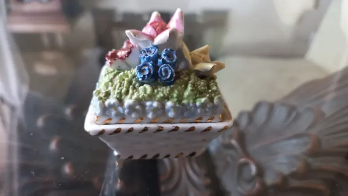 Porta joia porcelana com flores em alto relevo anos 60