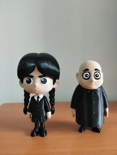 Bonecos Wandinha e Tio Chico