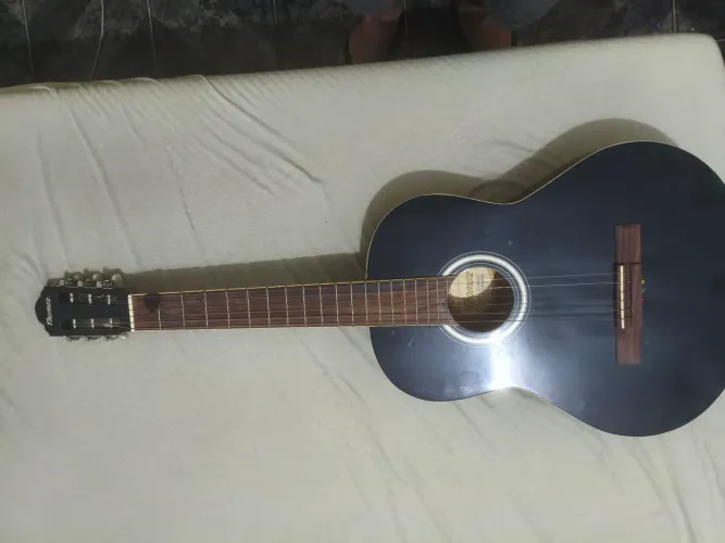 Vendo violão acústico simples.