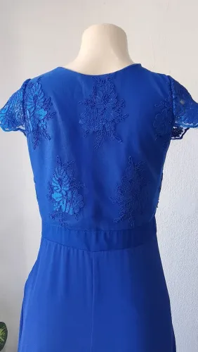Vestido de festa longo.