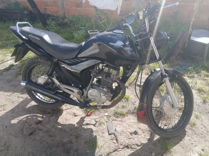 Vendo fan 2010 valor 8200 ..emplacada no nome informações chama no  * 