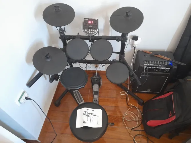 Bateria Alesis Dm6 em bom estado 