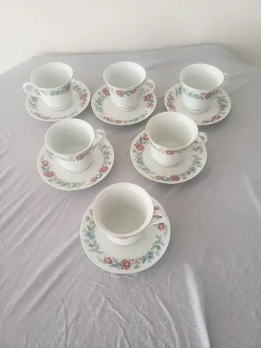 Conjunto de xícaras de chá com pires