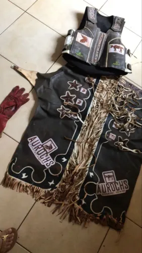 Calça e colete de peão de rodeio.