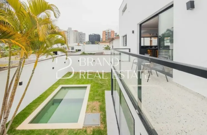 Casa Exclusiva na Vila Madalena com 450m² | 4 Quartos | Piscina | Estilo e Arquitetura Úni