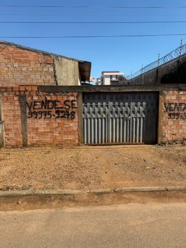Vende-se uma casa